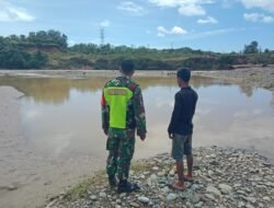Babinsa Koramil 01/Sungaimas Laksanakan Giat Pemantauan Air Sungai di Desa Binaan