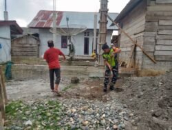 Sertu Ongku Bantu Timbun Pondasi Rumah Warga, Wujud Kepedulian TNI Terhadap Masyarakat