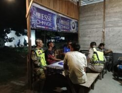 Babinsa dan Satpam Laksanakan Patroli Siskamling untuk Jaga Keamanan Malam
