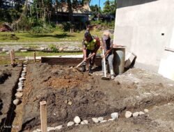 Koptu Andri Suharsono Babinsa Koramil 01/Sungaimas bantu warga Desa Binaan