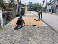 Babinsa Bantu Warga Jemur Padi di Gampong Baro