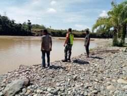 Waspada Banjir Babinsa Koramil 01/Sungaimas Laksanakan Giat Pengecekan Debit Air Sungai di Desa Binaan