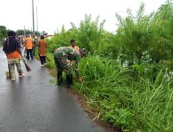 Babinsa Posramil Tripa Makmur Gelar Kerja Bakti Membersihkan Jalan Desa