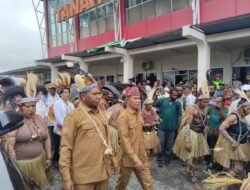 Satgas Korpasgat dan Masyarakat Sambut Bupati dan Wakil Bupati Boven Digoel Terpilih di Bandara Tanah Merah
