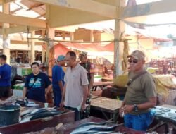 Babinsa Koramil Ende Pantau Pasar Mbongawani dan Gelar Pemeriksaan Kesehatan Warga