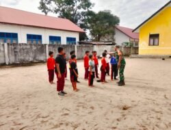 Babinsa Koramil 05/Panga Serda Astrada Beruh Ajarkan Disiplin Dasar Melalui Materi Baris-Berbaris di SDN 1 Panga