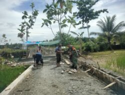 Babinsa Koramil Johan Pahlawan Bantu Warga Binaan Mambuat Talud Jalan