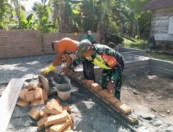 Babinsa Posramil 06/Bubon, Manunggal Bersama Rakyat dengan Membantu Membangun Rumah