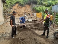 Wujud Nyata Ringankan Beban Babinsa Koramil 01/Sungaimas bantu warga Desa Binaan
