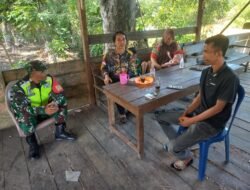 Babinsa Koramil 08/Arongan Lambalek Komsos dengan Warga Desa Simpang Peut