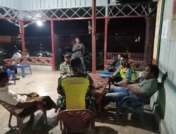 Patroli Siskamling, Babinsa dan Bhabinkamtibmas Berikan Imbauan Keamanan kepada Warga