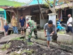 Masyarakat dan Babinsa Bersinergi dalam Gotong Royong Pembersihan Lingkungan