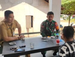 Babinsa Koramil 1203-07/Marau Jalin Komsos Dengan Warga Desa Sukaraja