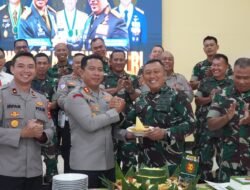 TNI dan Polri Bersinergi, Polres Balangan Beri Kue Ulang Tahun untuk Kodim 1001/HSU-BLG