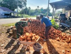Babinsa Panga Bantu Warga Angkut Batu Bata untuk Pembangunan Rumah