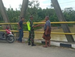 Koptu Zakir Babinsa Koramil 01/Sungaimas Laksanakan Giat Pengecekan Air Sungai di Desa Binaan