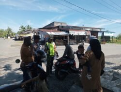 Babinsa dan Bhabinkamtibmas Komsos Laksanakan Komsos dengan Warga