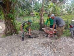 Peduli Warganya Babinsa Koramil 02/Woyla, Bantu Warga Angkat Pasir di Wilayahnya