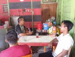Babinsa Koramil 08/Arongan Lambalek Laksanakan Komsos dengan Warga Desa Drien Rampak