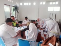 Babinsa koramil Johan Pahlawan komsos bersama siswa Akper Suak Ribe