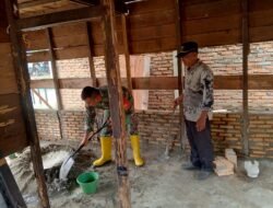 Koramil 08/Bakongan dan Masyarakat Gotong Royong, Perbaiki Rumah Tidak Layak Huni