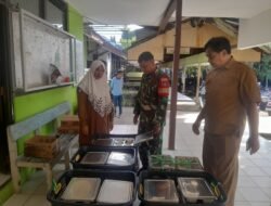 Babinsa Pastikan Makan Bergizi Gratis di SMKN 2 Sungai Malang Berjalan Lancar