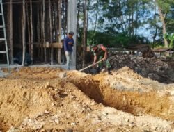 Babinsa Setia Bakti Bantu Warga Bangun Warung di Desa Gampong Baro