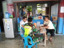 Babinsa Koramil 01/Sungaimas Laksanakan Komsos dengan Warga Desa Binaan