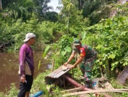 Babinsa Koramil 07/Johan Pahlawan Bantu Warga Desa Mengairi Sawah