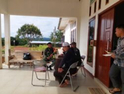 Babinsa Koramil 1203-01/Nanga Tayap Laksanakan Patroli dan Komsos Bersama Warga di Desa Tajok Kayong