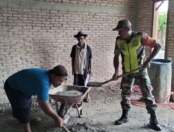 Laksanakan Karya Bakti Babinsa Koramil 01/Sungaimas Bantu Warga Desa Binaan
