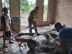 Babinsa Jajaran Korem 012/TU Bantu Warga Plester Rumah di Aceh Barat