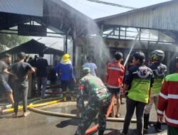 Babinsa dan Relawan Bersinergi, Padamkan Kebakaran di Amuntai Selatan