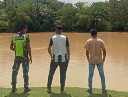 Babinsa Koramil 01/Sungaimas Laksanakan Giat Pengecekan Air Sungai di Desa Binaan