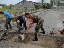 Babinsa Koramil Johan Pahlawan Ajak Warga Bergotong Royong