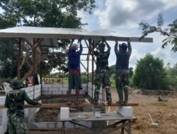 Gotong Royong Warga dan TNI Bangun Poskamling di Desa Tumih