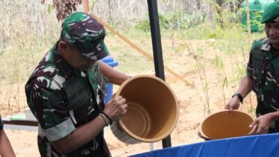 Dankodiklatad Dukung Program Ketahanan Pangan TNI AD, Tebar Bibit Ikan di Yonif TP 826