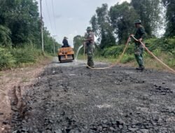 TNI dan Warga Bersama Pastikan Jalan Desa Siap Digunakan