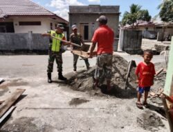 Bukti Nyata Babinsa Koramil 01/Sungaimas Bantu Hayak Pasir untuk Plester Dinding Rumah Warga Binaan