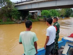 Curah Hujan Tinggi Babinsa Koramil 07/Johan Pahlawan Pantau Ketinggian Air Di Sungai Krung Cangkoi