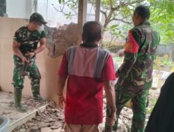 Babinsa Koramil 1203-06/Manis Mata Gotong Royong Bersihkan Masjid Besar Baiturrahim