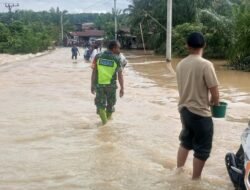 Babinsa Jajaran Korem 012/TU Tunjukkan Kepedulian Bantu Warga Saat Banjir Melanda Sultan Daulat