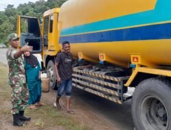 Babinsa Koramil 03/Setia Bakti Bantu Pengemudi Truk CPO yang Alami Pecah Ban di Jalan Desa Lhok Glumpang