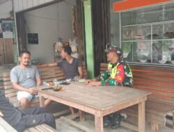 Babinsa Koramil 01/Sungaimas Laksanakan Komsos dengan Warga Desa Binaan
