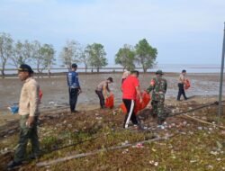 Anggota Koramil 1203-03/Kendawangan Gelar Gotong Royong Bersihkan Pantai Bersama Masyarakat dan Aparat Setempat