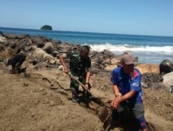 Babinsa Koramil 04/Susoh Kodim 0110/Abdya Ajak Warga Gotong Royong Bangun Kanal Cegah Abrasi Pantai