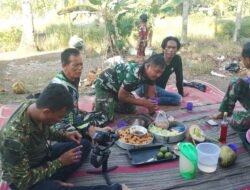 Tak Hanya Merekam, Serka Hardian Juga Menyatu Dalam Kehangatan Makan Siang