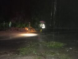 Jajaran Korem 012/Teuku Umar Gerak Cepat Tangani Longsor dan Pohon Tumbang di Aceh Jaya