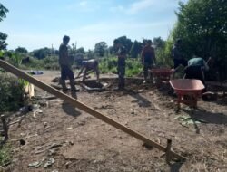 Gotong Royong Ambil Tanah Timbunan di Depan Pos Kamling TMMD