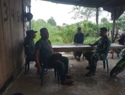 Babinsa Koramil 07/Johan Pahlawan Jalin Silaturahmi Lewat Komsos di Desa Padang Seurahit